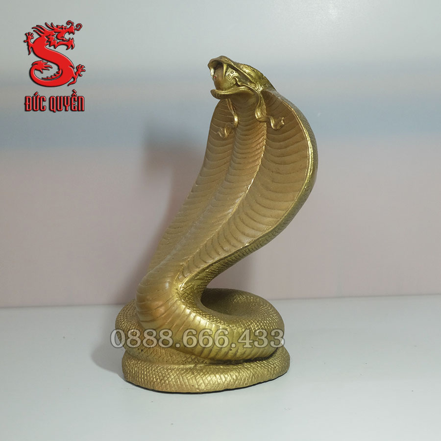 Tượng rắn phong thủy được đúc bằng đồng vàng