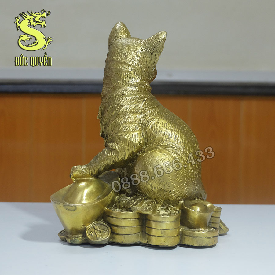 Mặt sau tượng mèo phong thủy bằng đồng vàng